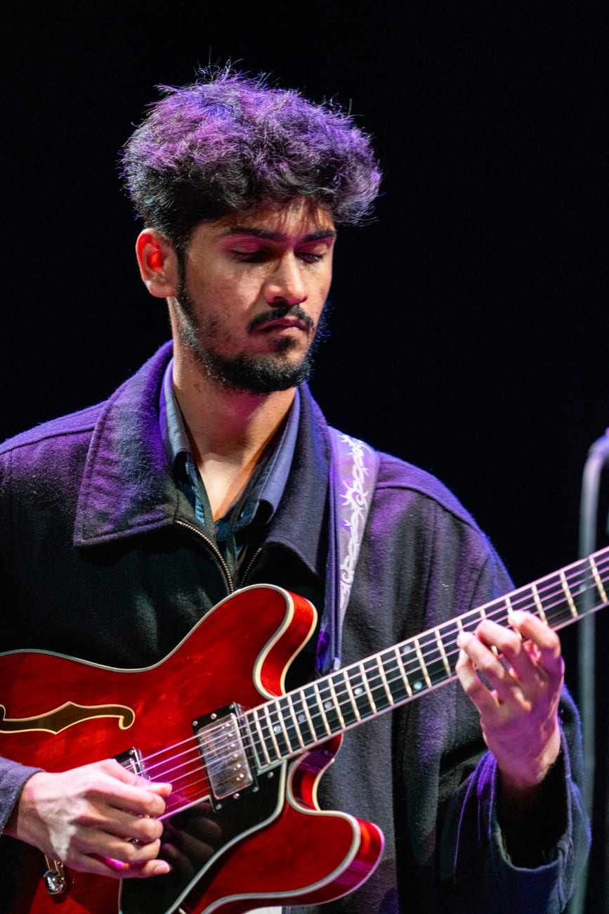 Varad performing live