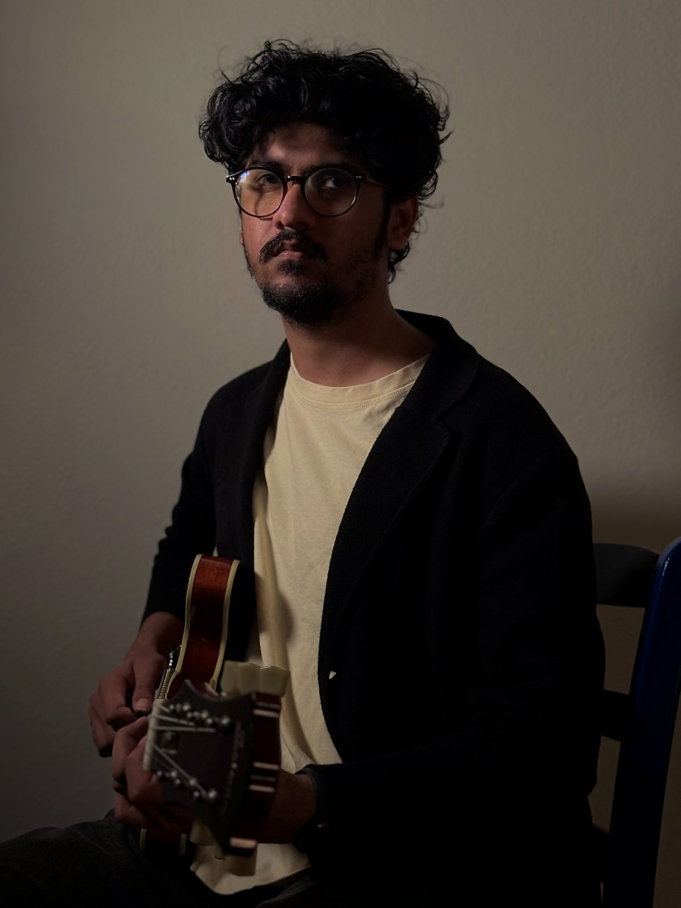 Portrait of Varad Sahasrabudhe with his guitar